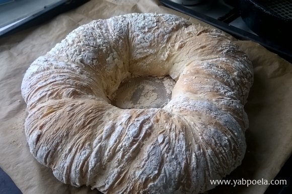 Готовый итальянский домашний хлеб-бублик «Ciambella» оставьте остывать на решетке.