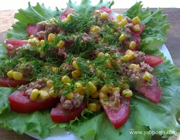 Свежий салат с тунцом, помидором и кукурузой