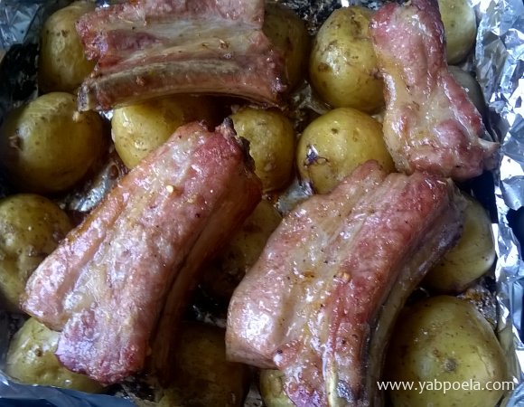 Свиные ребрышки с молодым картофелем в духовке