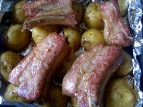 Свиные ребрышки с молодым картофелем в духовке