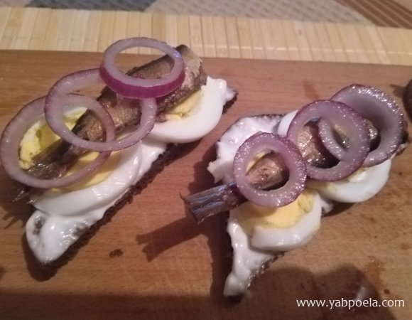 Бутерброды со шпротами, яйцом и красным луком