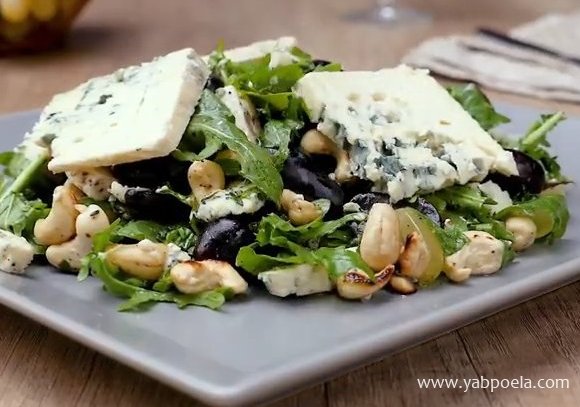 Салат "Прованс" с виноградом и сыром