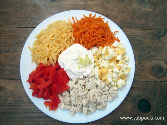 Салат с курицей, корейской морковью и сыром