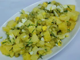 Салат из картофеля с горошком
