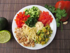 Салат с авокадо, курицей и овощами