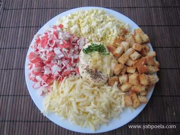 Крабовый салат с сыром и сухариками