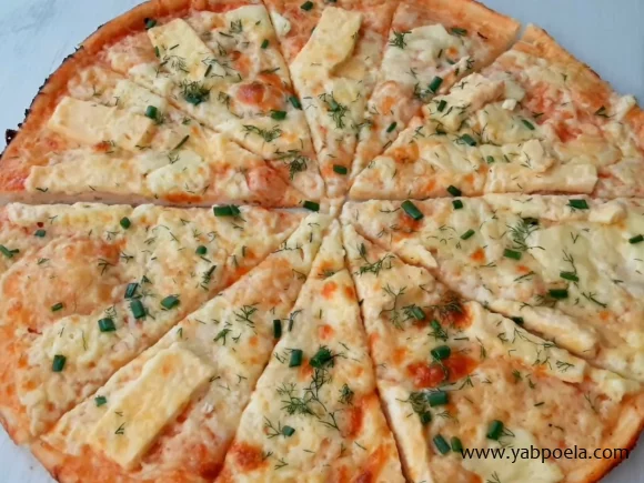 Тонкая пицца с сыром