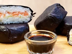 Суши-бургер с семгой и огурцом