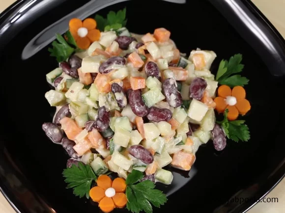 Салат с фасолью, картофелем и огурцами