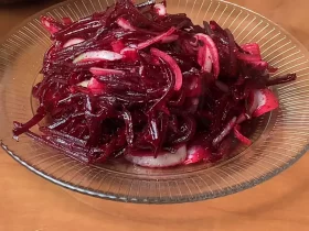 Салат из свеклы с маринованным луком
